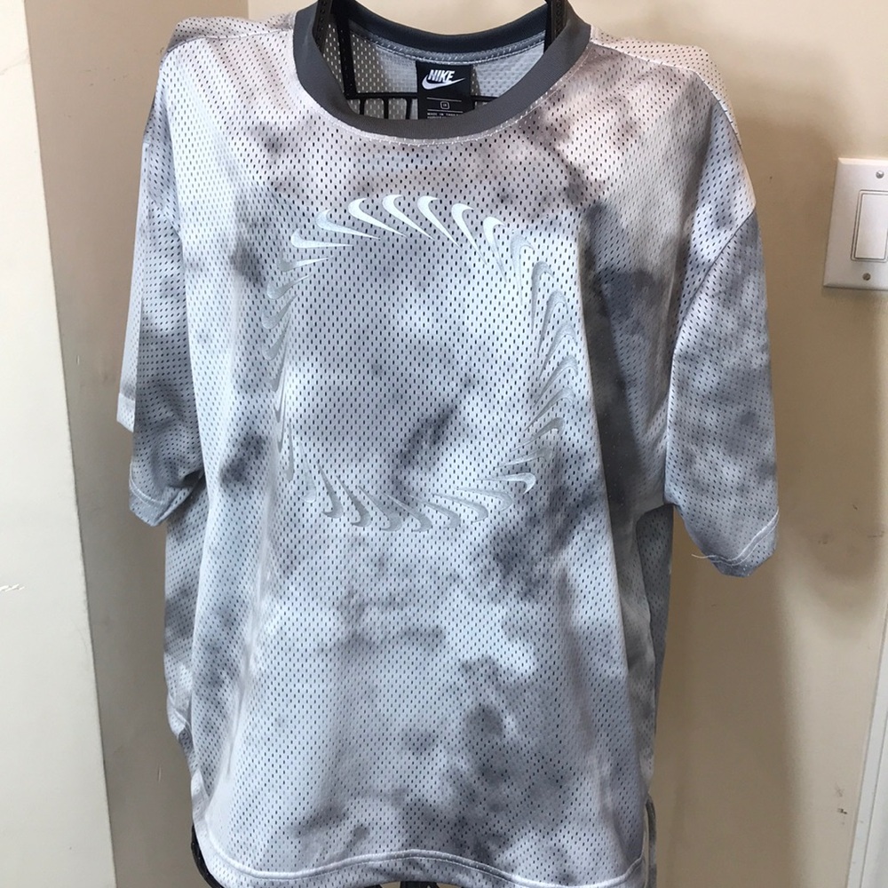 NWOT NIKE Plus Size Gray & Silver SPORTS Top with Silver Swoosh Size 1X - Picture 2 of 9